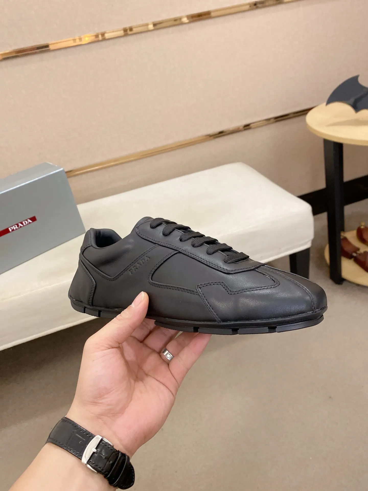 Men's shoes 💰 480💰 ✔️✔️✔️Top high version High-quality new PRADA (Prada) counters are launched at the same time. The new men's shoes and 😘fabrics are purely handmade in Niujing. Lining: Full cowhide lining. 👍🏿High-end☄️Open-molded non-slip rubber outsole, exquisite lines, simple and elegant, comfortable and high-end for leisure travel. Code number: 38-44. Can be customized45